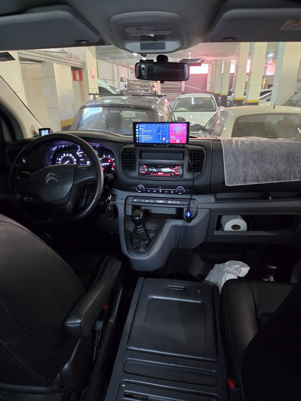 Painel da Mini Van com sistema de navegação